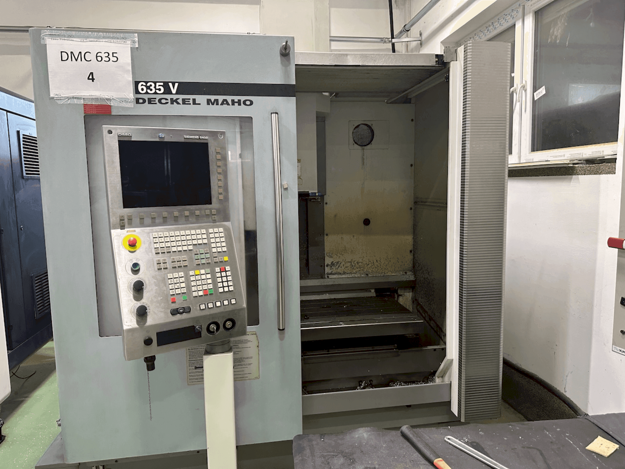 Front view of DECKEL MAHO DMC 635 V  machine