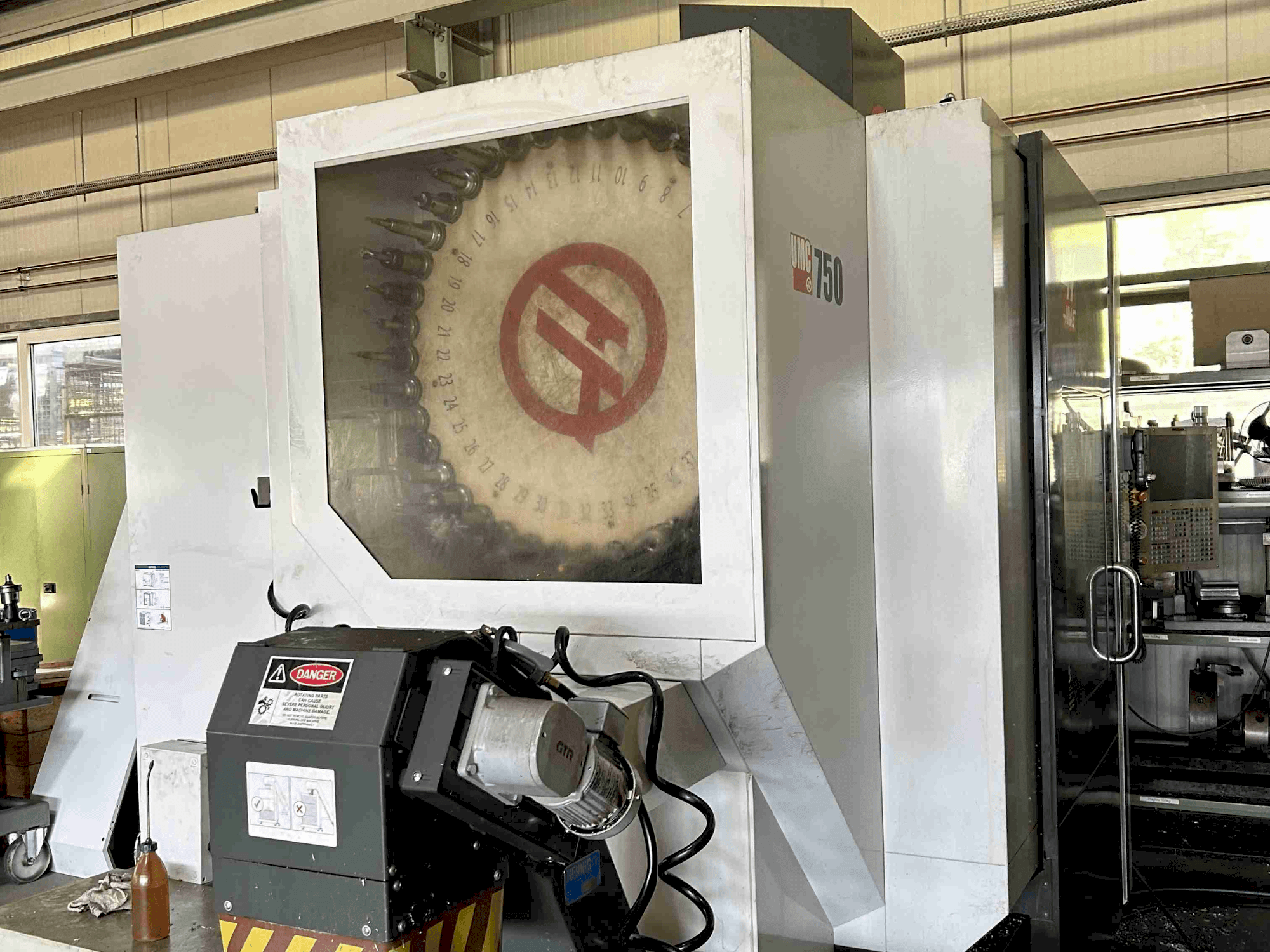 Front view of HAAS UMC-750  machine