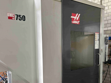 Front view of HAAS UMC-750  machine