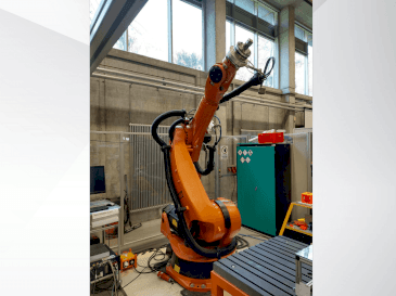 Front view of KUKA KR 240-2 2000  machine